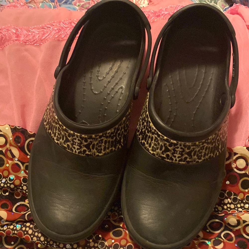 CROCS leopard print on black. Size 8